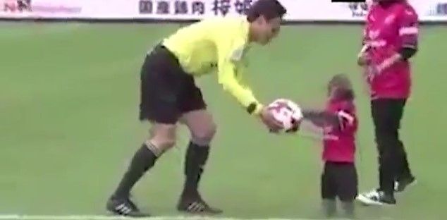 #Video Polémica tras patada inicial de mono en partido de futbol