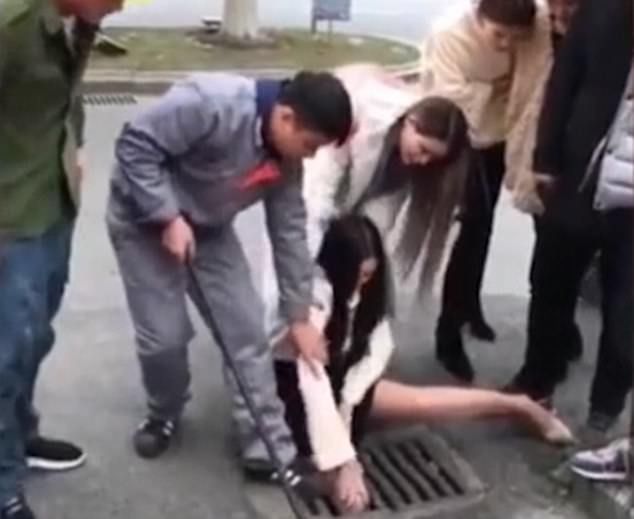 #Video Mujer queda atorada en alcantarilla por hablar por celular