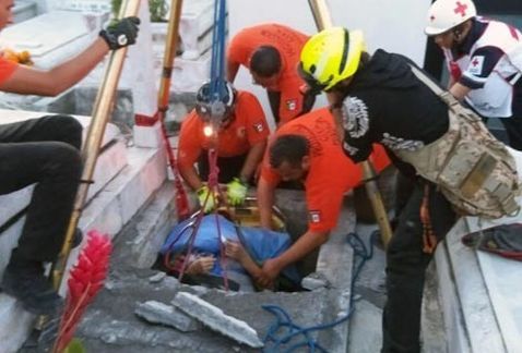 Mujer cae a tumba de cinco metros de profundidad en Nuevo León