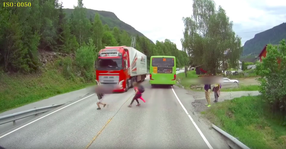 #VIDEO niños se salvan de ser atropellados en Noruega