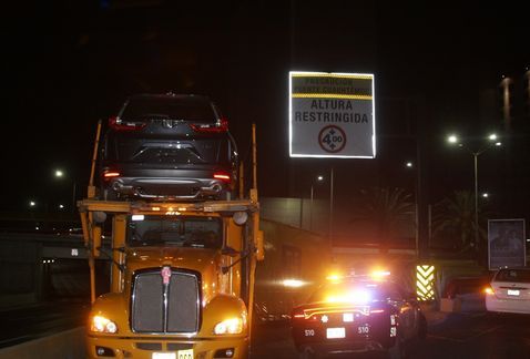 Se atora tráiler nodriza en avenida de Monterrey
