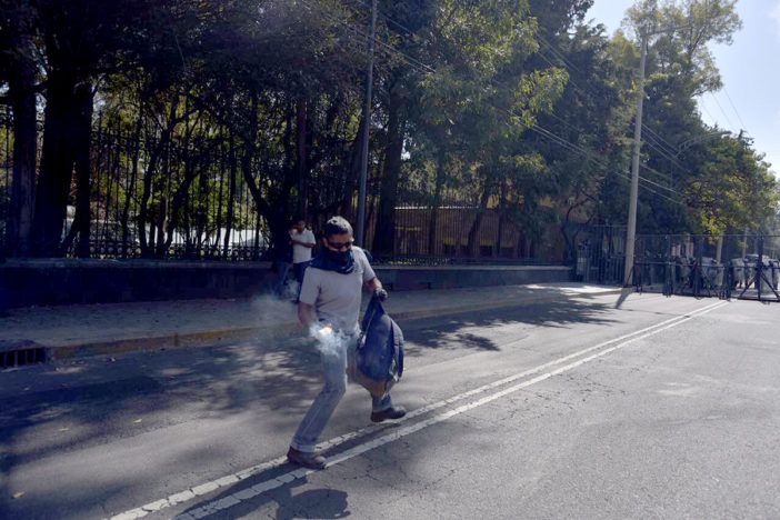 Enfrentamiento entre normalistas y policías deja seis elementos heridos