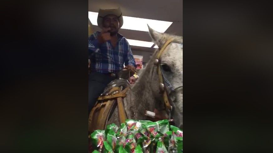 #Video Jinete entra a Oxxo montado a caballo en Acapulco