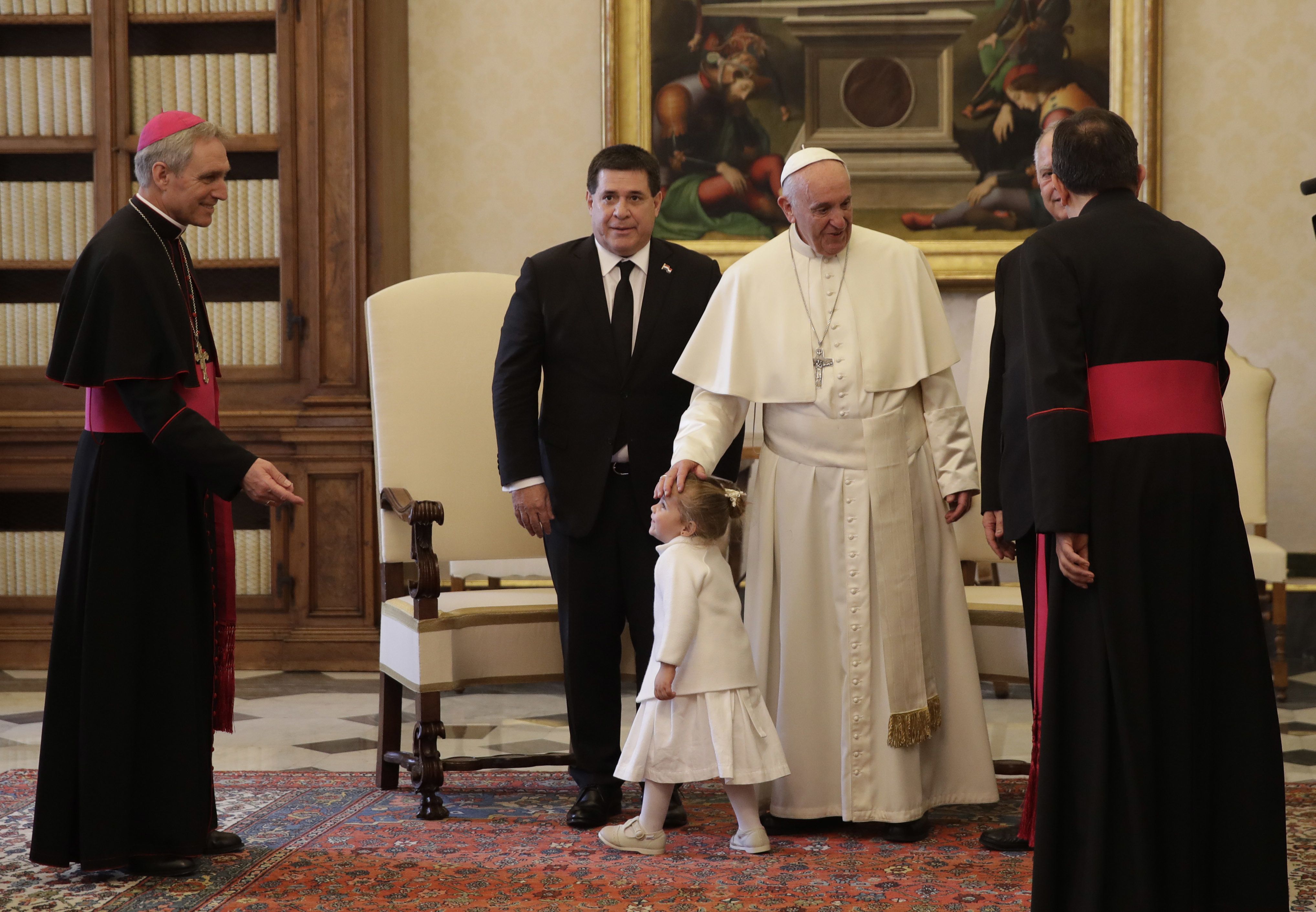 El Papa pide un mundo libre de armas atómicas - papa-francisco-y-horacio-cartes