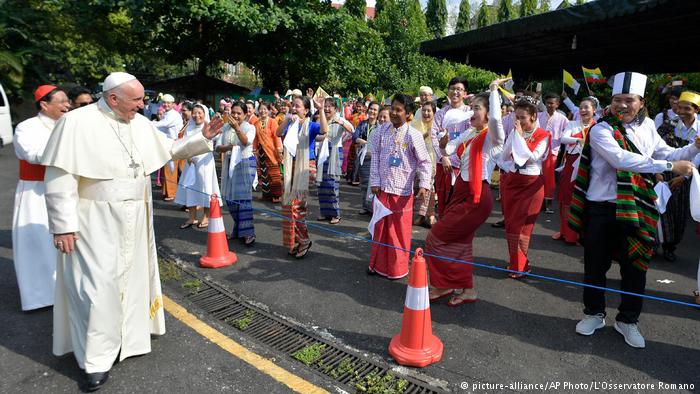 El papa se reúne con el jefe del Ejército de Myanmar