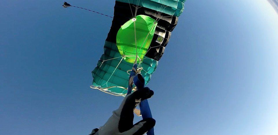 Un hombre estuvo a punto de morir al enredarse su paracaídas en caída libre