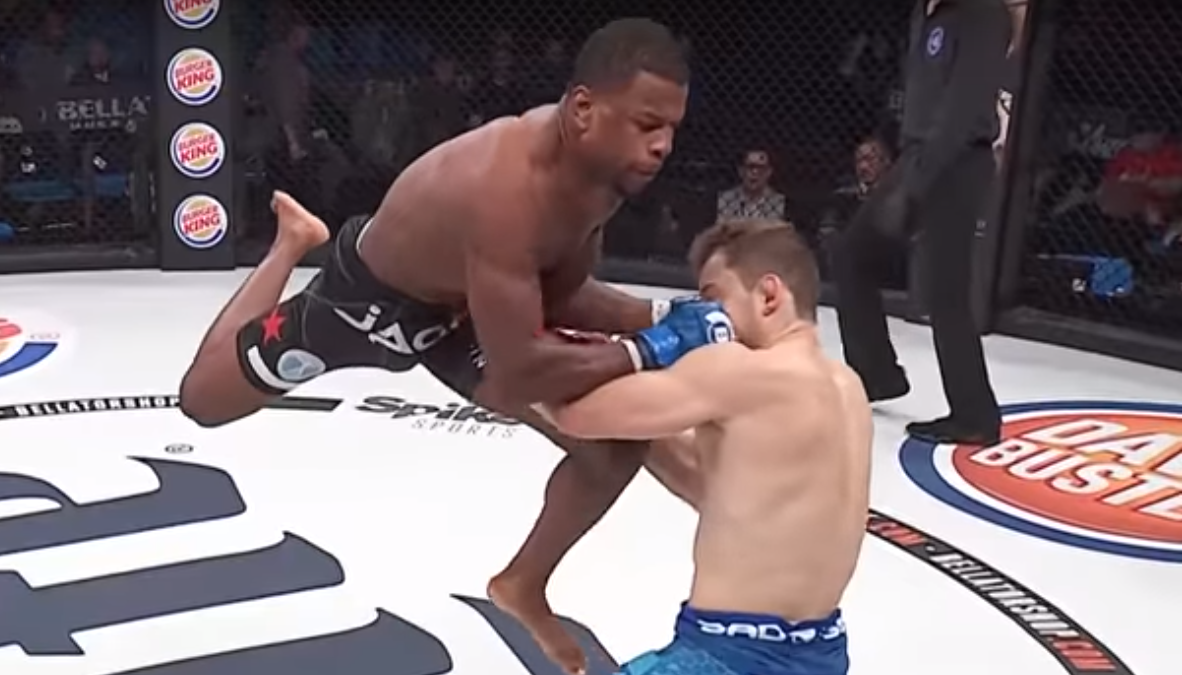 #Video Noquea a su rival con rodillazo al rostro en su debut