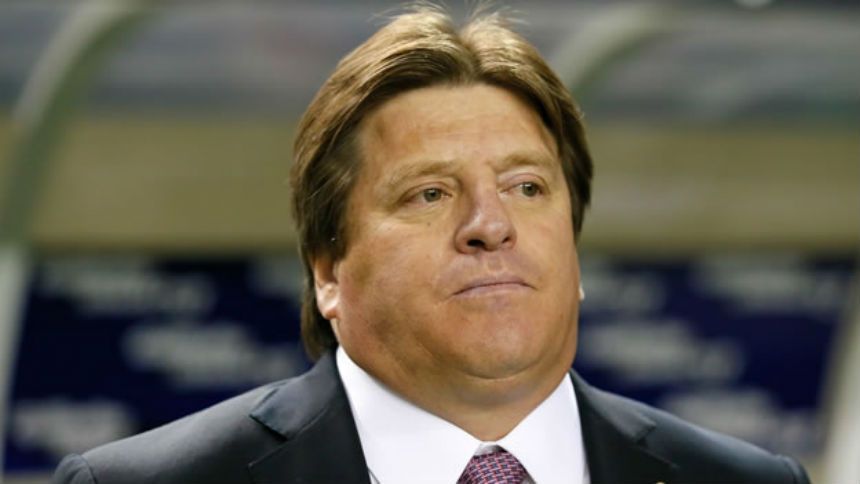 “No es penal. Dejen de decir que al América le ayudan”: Piojo Herrera