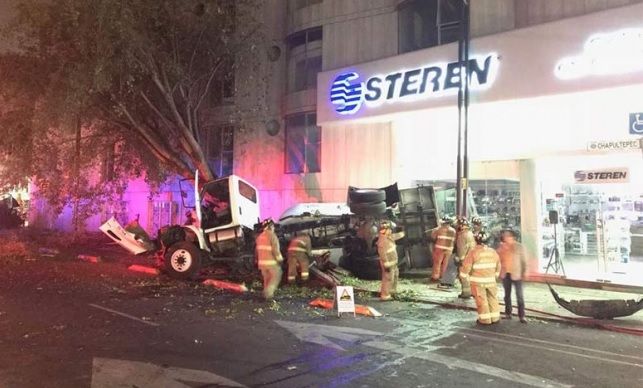 Vuelca pipa de gas en Avenida Chapultepec