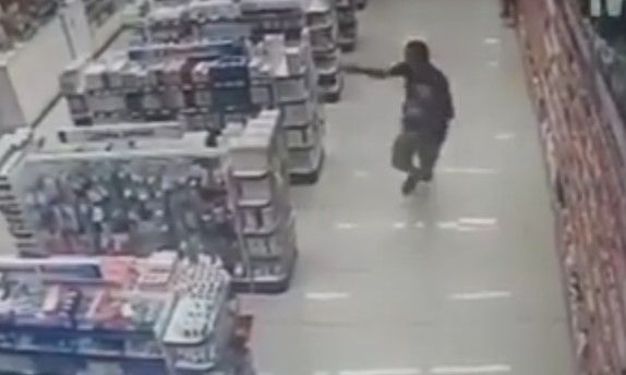 #Video Policía fuera de servicio frustra asalto con bebé en brazos