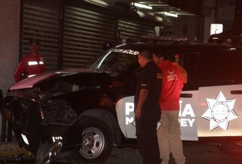 Choca patrulla con automóvil en Monterrey
