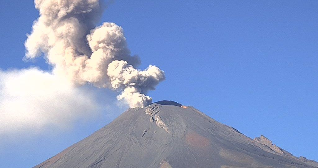 Popocatépetl registra exhalación y caída de ceniza en Morelos