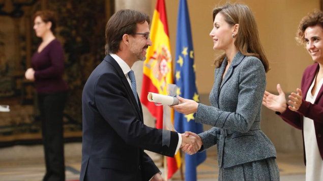 Otorgan Premio Reina Letizia a presidente de Fundación Teletón
