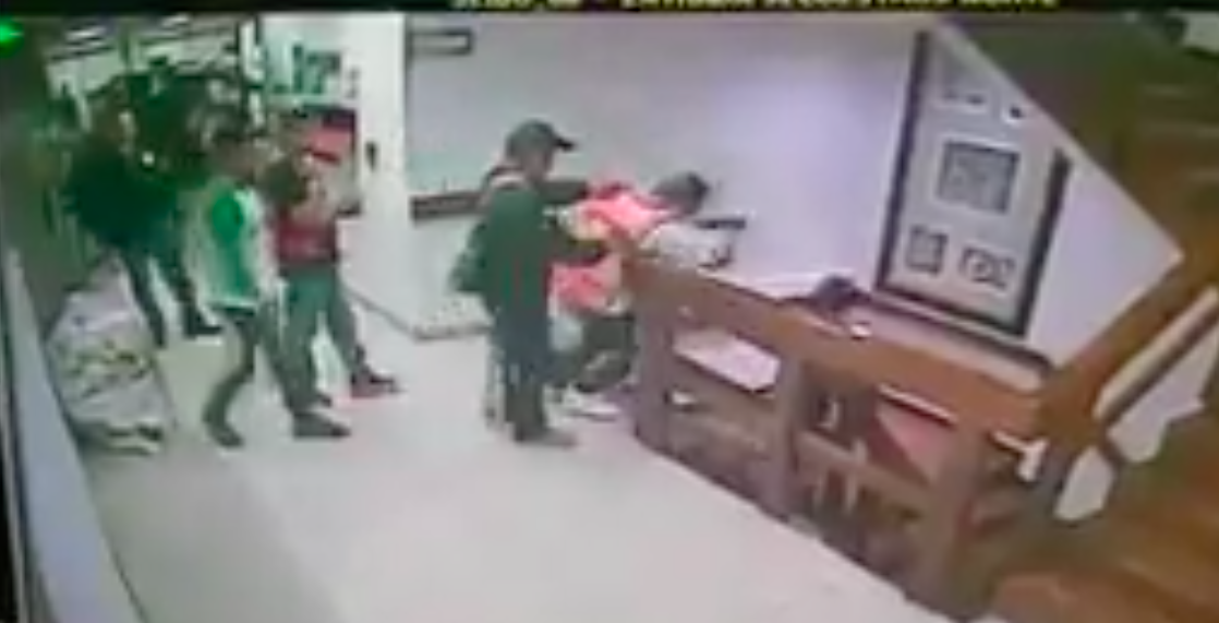 #VIDEO reo intenta escapar lanzándose de escaleras