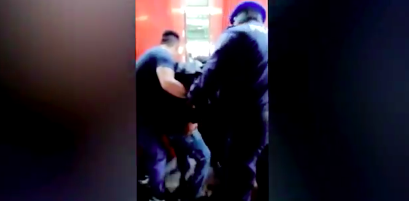 #VIDEO Policías rescatan a invidente que cayó a las vías del Metro