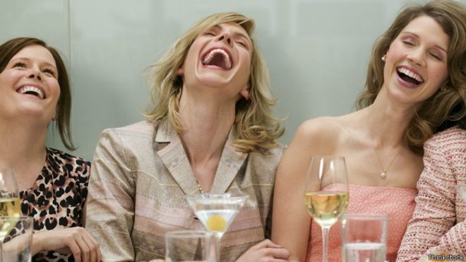 Hombres y mujeres interpretan bromas de diferente manera