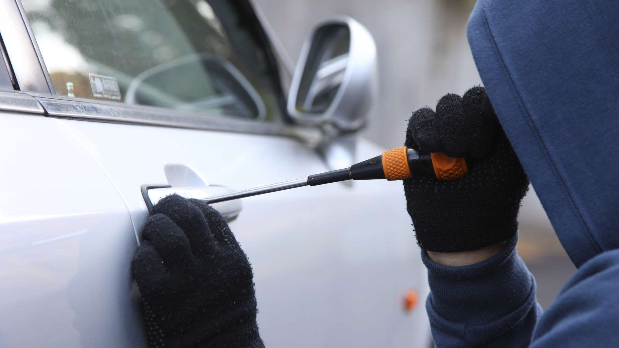 Cae banda que se disfrazaba de trabajadores de obras para robar autos