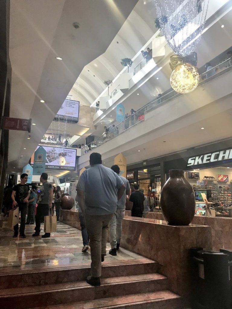 #FOTOS Los asaltantes de joyería en Centro Comercial Santa Fe - robo-en-santa-fe-768x1024