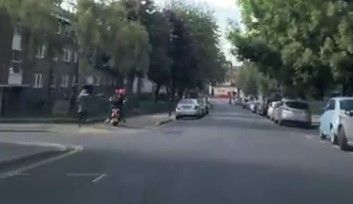 #Video Hombre enfrenta a ladrones que robaron a mujer