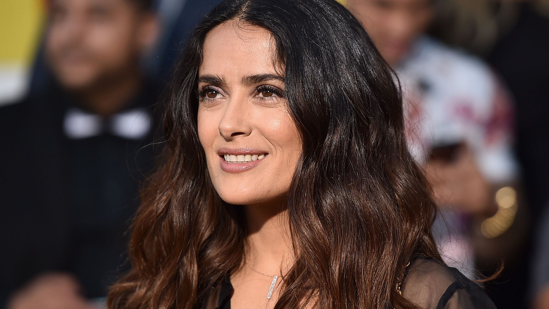 Salma Hayek pide a actores reducir salarios por desigualdad