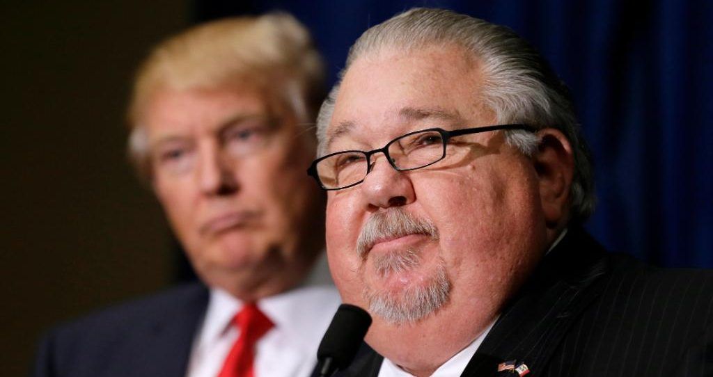 Exmiembro de la campaña Trump retira postulación a cargo ministerial