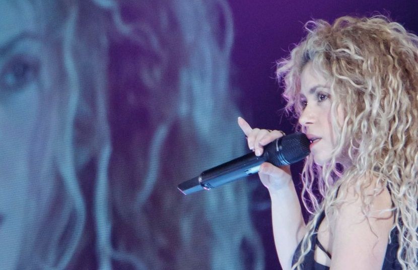 Shakira pospone gira por problema en cuerda vocal