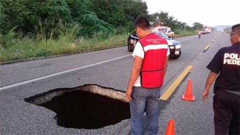 Se forma socavón en la Zihuatanejo-Acapulco