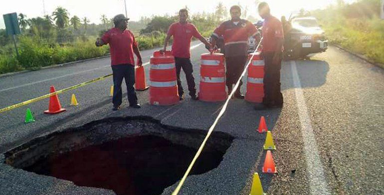 Se forma socavón en la Zihuatanejo-Acapulco - socavon