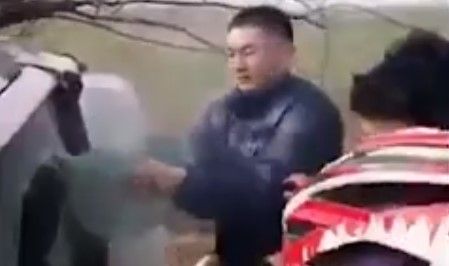 Soldado arranca parabrisas con sus manos en accidente automovilístico