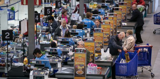 Miles de trabajadores afectados por fraude en vales de despensa - supermercado