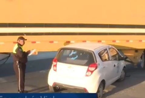 Choca taxi con tráiler en Gómez Palacio