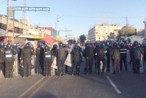 Comerciantes de Tepito bloquean Eje 1 Norte y Reforma