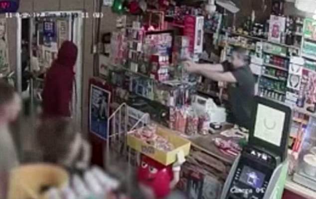 #Video Dueño de tienda dispara contra ladrones