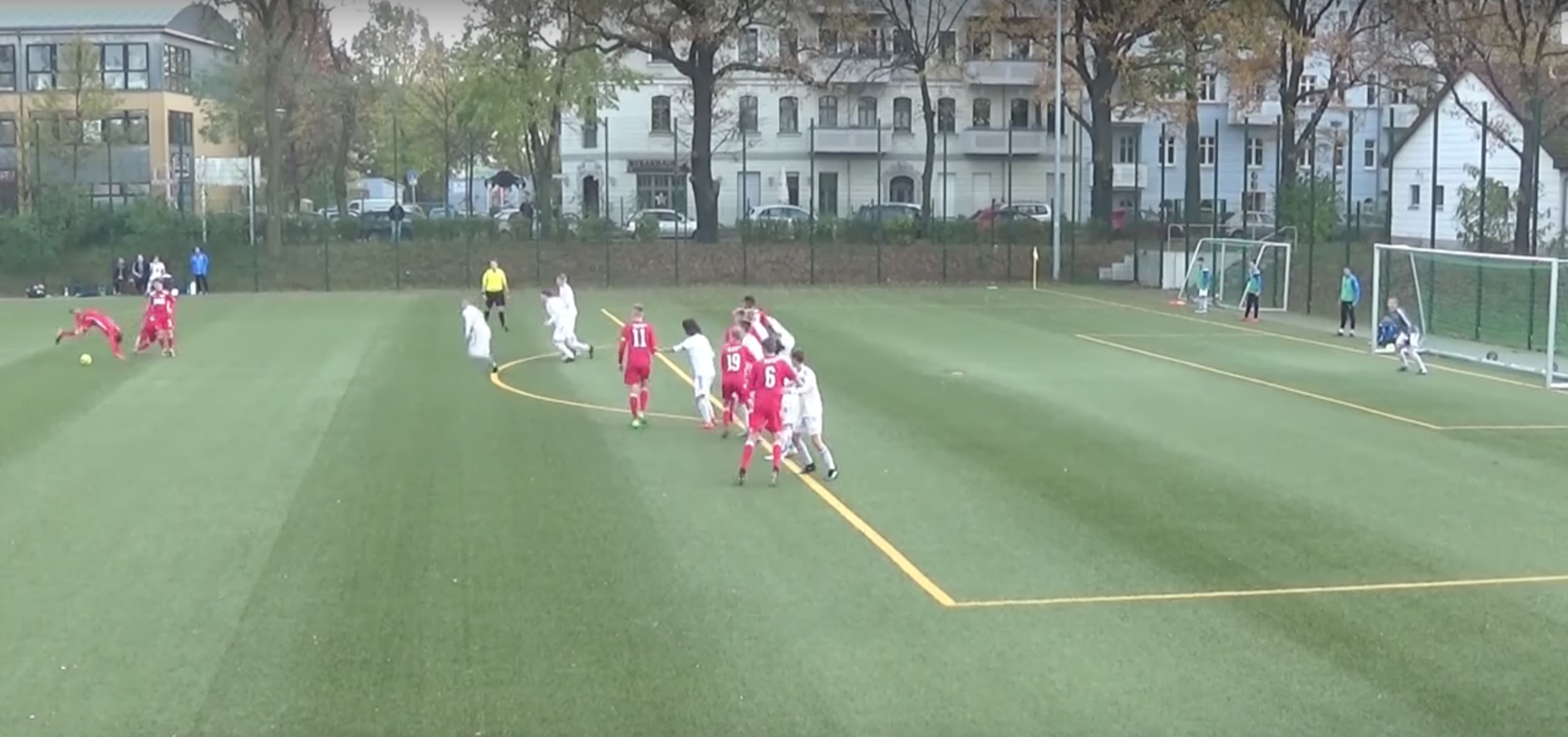 #Video Acrobacia y jugada entrenada en tiro libre dan vistoso gol a club alemán