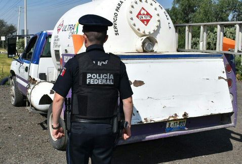 Policía Federal asegura pipa que transportaba Gas LP de procedencia ilegal - tractocamion-operativo-agentes-milenio-noticias-leon