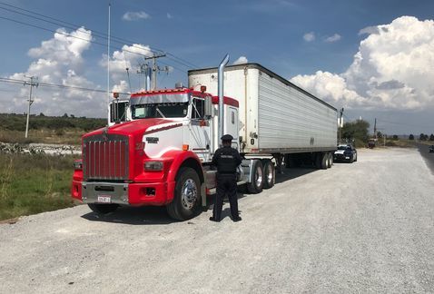 Policía Federal asegura pipa que transportaba Gas LP de procedencia ilegal - tractocamion-operativo-agentes-milenio-noticias-leon2