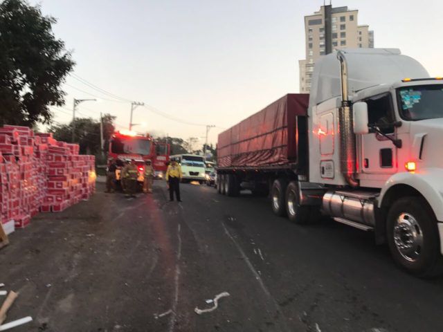 Vuelca tráiler en carretera México-Toluca