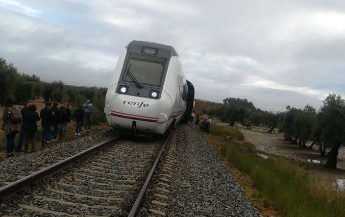 Descarrilamiento de tren deja 21 heridos en Sevilla
