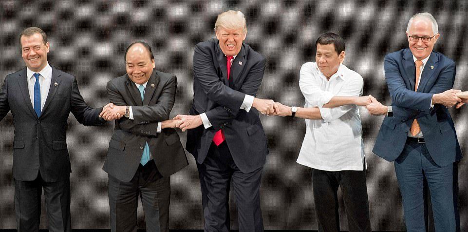 Saludo tradicional complica a Trump en Filipinas