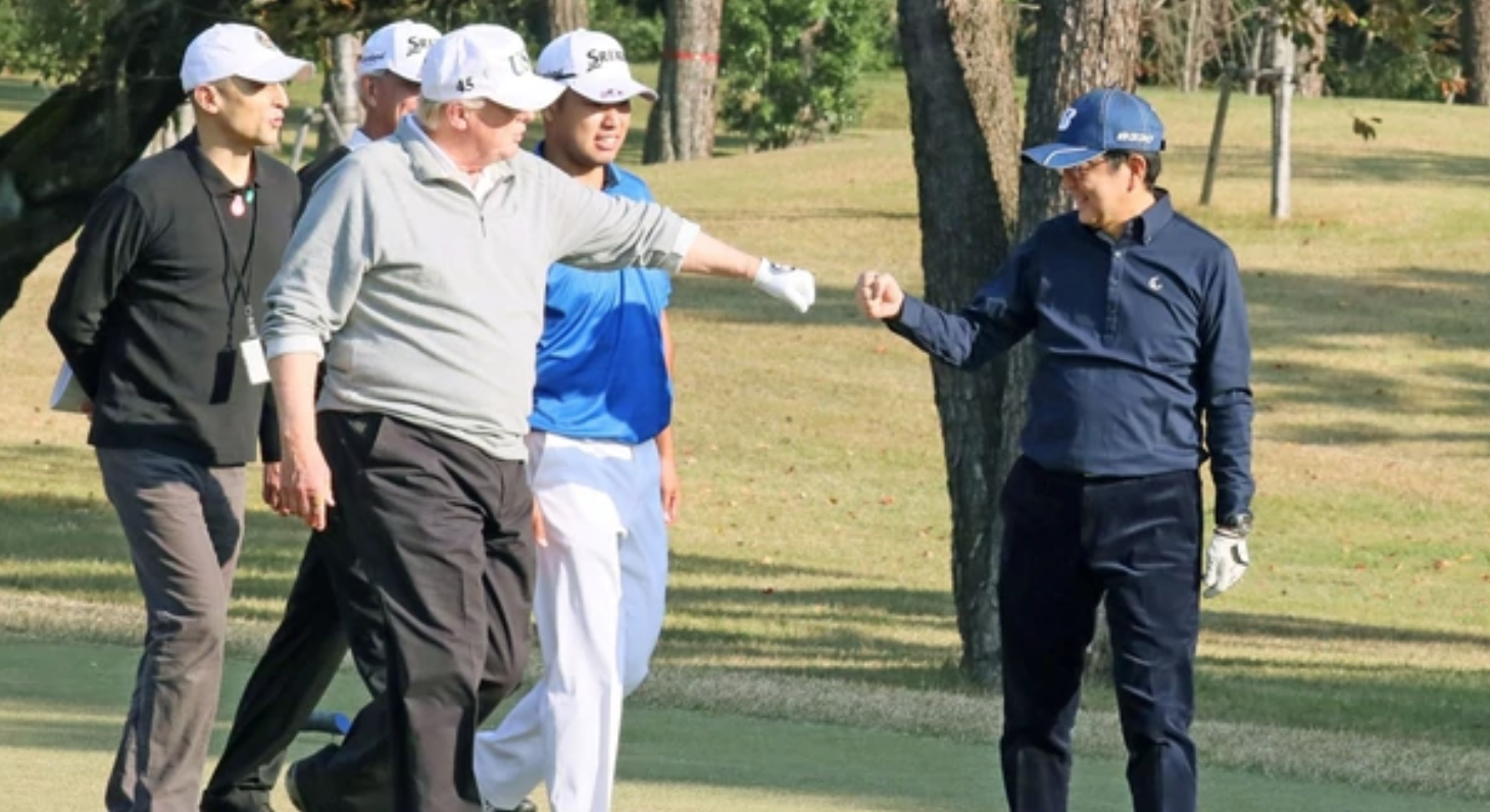 Donald Trump llega a Japón para iniciar su gira por Asia - trump-shinzo-golf