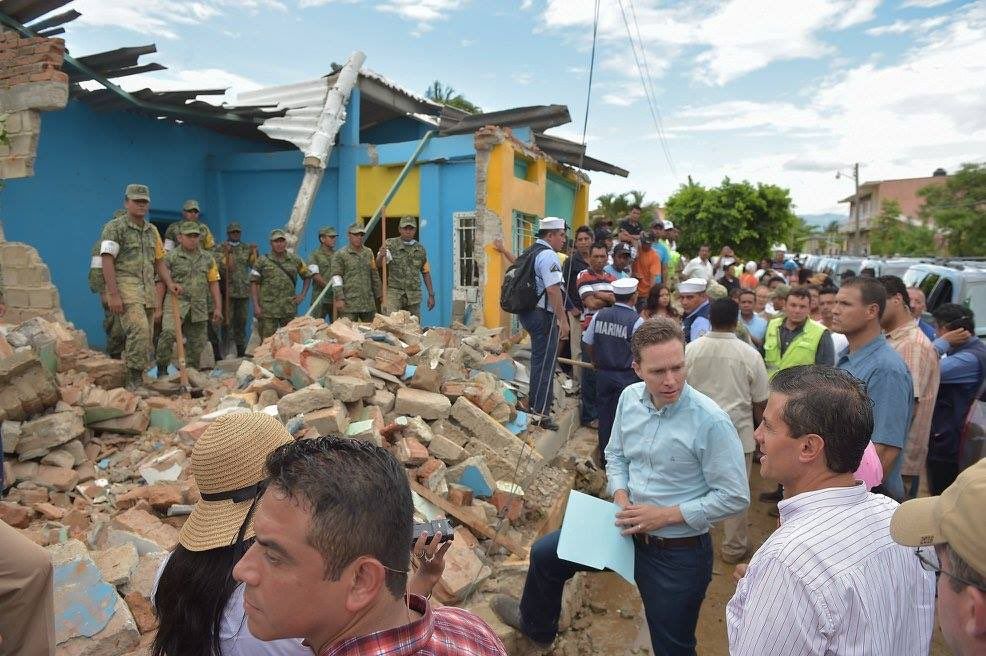 Entregan apoyos a jefas de familia afectadas tras sismo en Chiapas - velasco-sismo