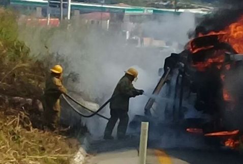 Se incendia camión con ayuda para damnificados en Chiapas - volcadura-camion_carga-incendio-raudales_malpaso-ocozocoautla-chiapas-milenio_MILIMA20171110_0163_30