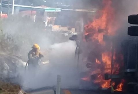 Se incendia camión con ayuda para damnificados en Chiapas - volcadura-camion_carga-incendio-raudales_malpaso-ocozocoautla-chiapas-milenio_MILIMA20171110_0166_26
