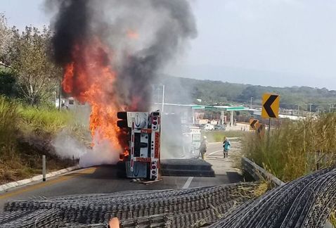 Se incendia camión con ayuda para damnificados en Chiapas