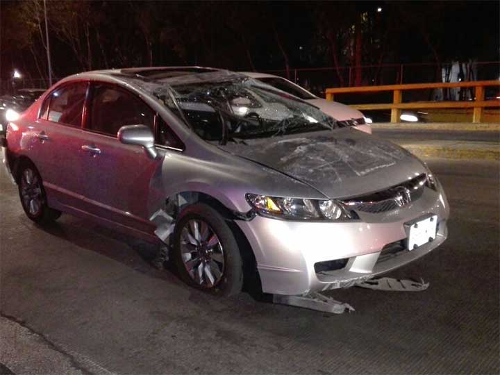 Volcadura deja un herido en Circuito Interior