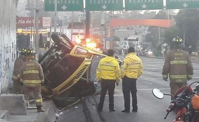 Vuelca camión tras quedarse chofer dormido en Gustavo A. Madero