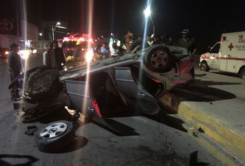 Conductor vuelca y abandona a su acompañante en Torreón