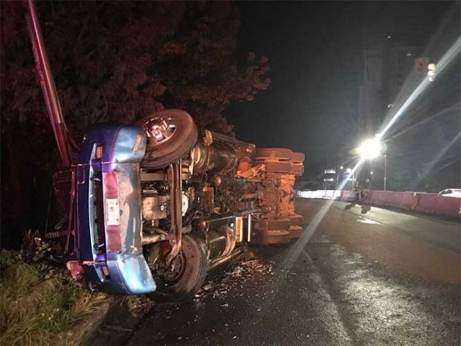 Tráiler vuelca en la Toluca-México tirando toneladas de envases