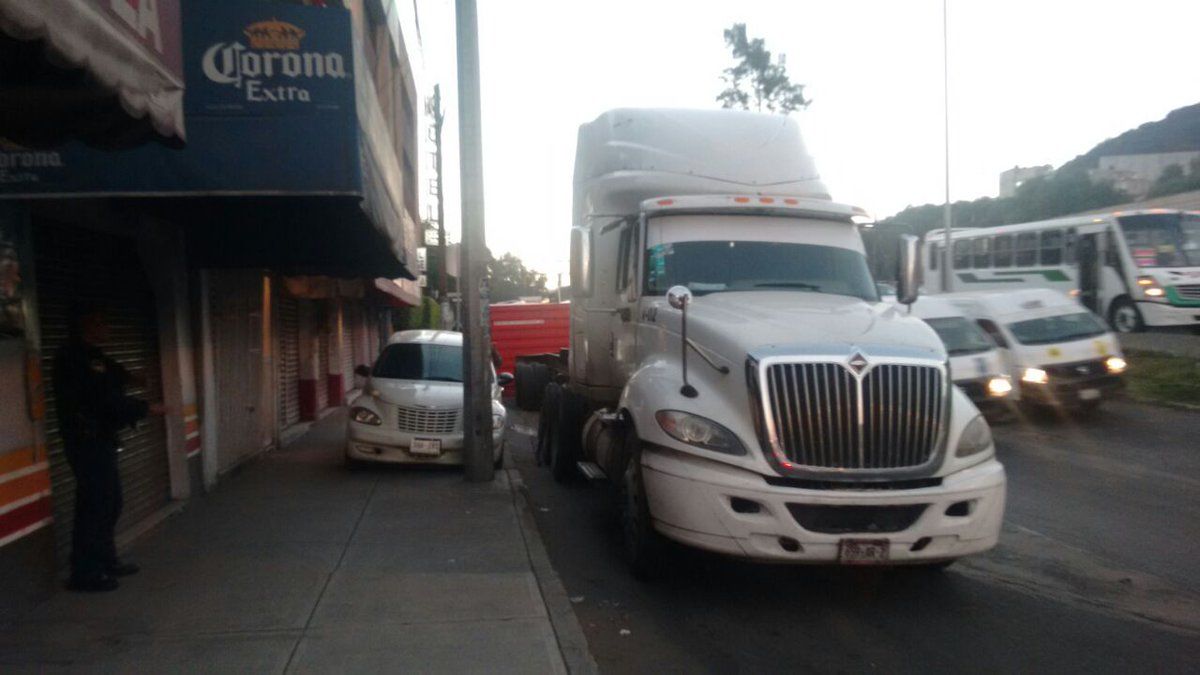Volcadura afecta tránsito en Zaragoza