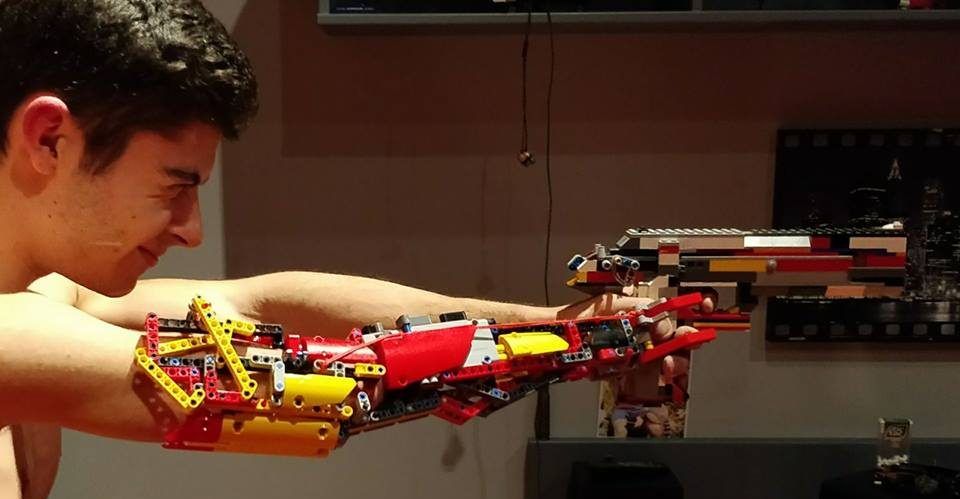 #Video Joven se construye brazo mecánico con piezas de Lego